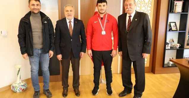 Yozgatlı güreşçi Beytullah Kayışdağ’dan Yozgat Bozok Üniversitesi Rektörü Prof. Dr. Ahmet Karadağ’a ziyaret