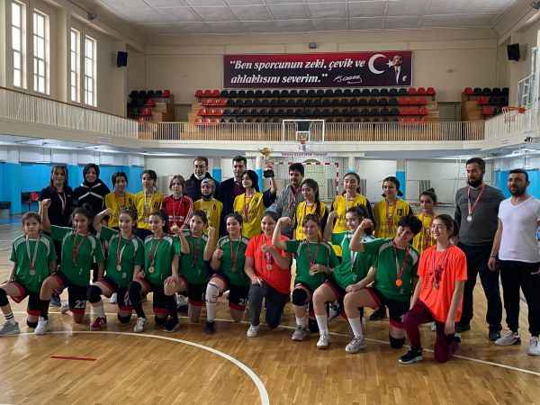 Okul Sporları kapsamında düzenlenen Yıldız Kızlar Hentbol Turnuvası sona erdi