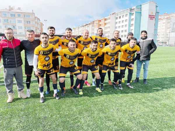 Yozgat Mustafa Bacanlı 1. Amatör Küme ligi B grubunda mücadele eden Kale Gençlikspor zirveyi bırakmıyor