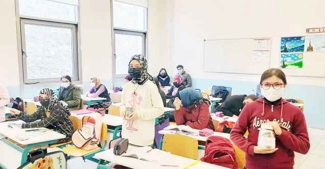 Yozgat’ta bulunan Ayşe Ilıcak İmam Hatip Ortaokulu 7/C sınıfı öğrencileri Spinal Müsküler Atrofi (SMA) TIP 1 hastası Yozgatlı Eslem Fatma Altındağ’a destek olmak için kermes düzenledi