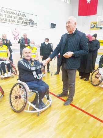 Sorgun Gençlik ve Spor İlçe Müdürlüğü ile Sorgun Engelliler Umut Spor Kulübü Derneğinin birlikte yürüttüğü ‘Yeter ki sen gel nedir ki Engel’ projesi kapsamında sporla engellerini aşan vatandaşlara tebrik madalyası verildi