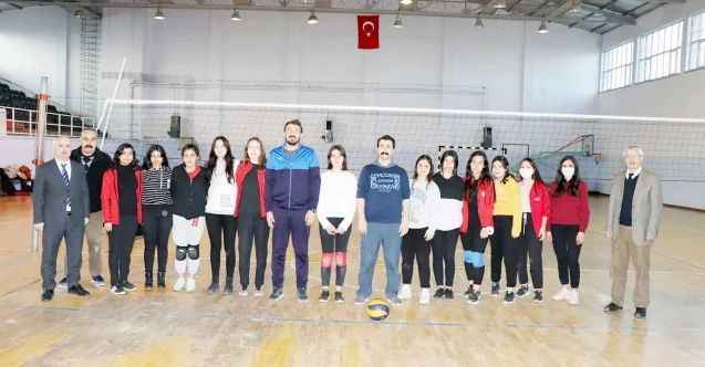Şefaatli Kaymakamı Muhammed Fatih Günlü, Yıldız Kızlar Voleybol turnuvasında il birincisi olan Şefaatli Şehit İsmail Dursun Anadolu Lisesi öğrencilerinin voleybol antrenmanını ziyaret etti