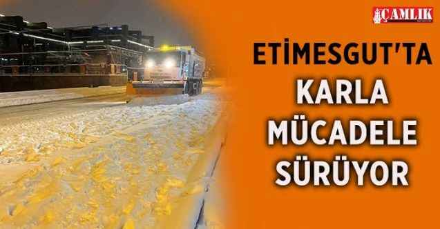 Etimesgut Belediyesi vatandaşların kar yağışından olumsuz etkilenmemesi için 24 saat görev yapıyor