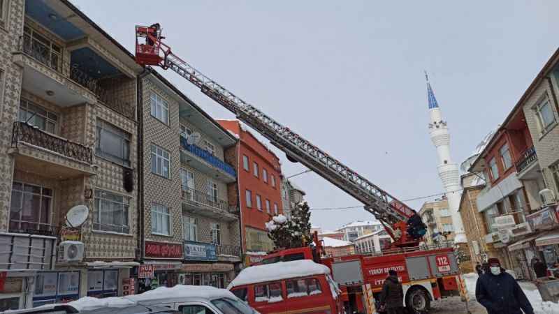Yerköy Belediyesi İtfaiye Ekipleri Çatılardaki sarkıtları Temizlediler