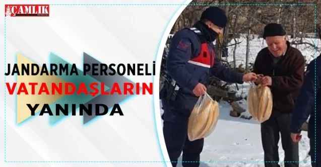Jandarma personeli, kar yağışından etkilenen vatandaşların yanında olmaya devam ediyor