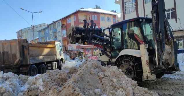 Yozgat'ın Çekerek İlçesi'nde  karlar baraja taşınıyor