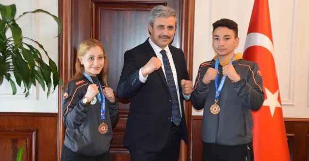 Yozgat Belediyesi Bozokspor Kick Boks takımın antrenör ve sporcuları Belediye Başkanı Celal Köse’yi ziyaret etti