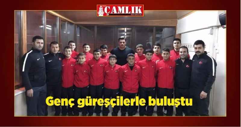 Genç güreşçilerle buluştu
