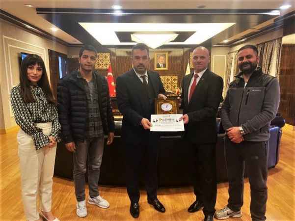 Kahramanmaraş Belediye Başkanı Hayrettin Güngör, Pursaklar Belediye Başkanı Ertuğrul Çetin’e teşekkür plaketi gönderdi
