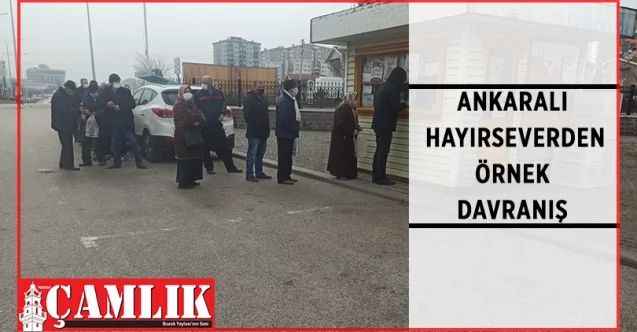 Ankara'nın Sincan ilçesinde hayırsever bir vatandaş, Halk Ekmek kuyruğundaki vatandaşlara ücretsiz ekmek dağıttı