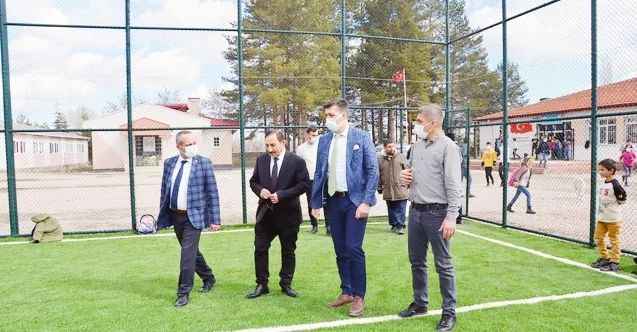 Yozgat’ın Sarıkaya İlçe Kaymakamı Samet Serin, İlçe de bir okulu Spor Toto tarafından yapılan halı saha da inceleme yaptı