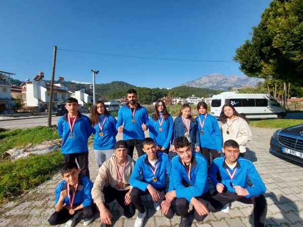 Antalya’nın Kemer İlçesinde düzenlenen Türkiye Wushu Kung-Fu Tuıshou Şampiyonasına Akdağmadeni Belediyespor ve Akdağmadeni Halk Eğitim Merkezi sporcuları damga vurdu