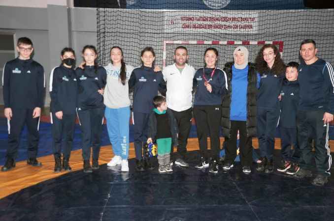Yozgat Gençlik ve Spor İl Müdürlüğü bünyesinde kurulan Yurdum Gençlikspor Kadın Güreş takımı bugün Balıkesir’in ev sahipliğinde başlayacak olan Kadınlar Türkiye Güreş şampiyonasına 6 sporcu ile katıldı