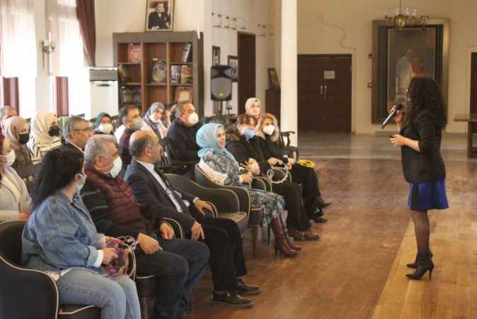 Adnan Ötüken İl Halk Kütüphanesi’nde Lima Akademi Eğitim Kurumları Psikoloji ve Koçluk Merkezi tarafından ‘Sağlıklı İletişim ve Duygu Yönetimi’ söyleşisi düzenlendi