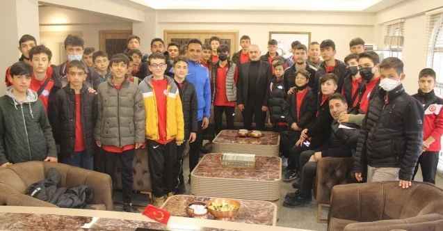 Yozgat’ın Boğazlıyan İlçe Belediye Başkanı Gökhan Coşar,  Boğazlıyan Belediyesi Sağlıkspor’un U14 ve U169 takımının teknik heyet ve futbolcularını kabul etti.