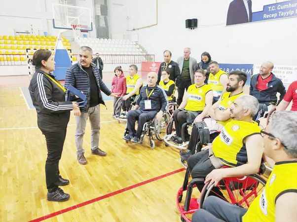 Sorgun Engelliler Umut Spor Kulübü Derneğinin Başkanı Zeynep Ertal Altunkuyu’ya Kadın Basketbol Dayanışma Derneği tarafından ödül verildi