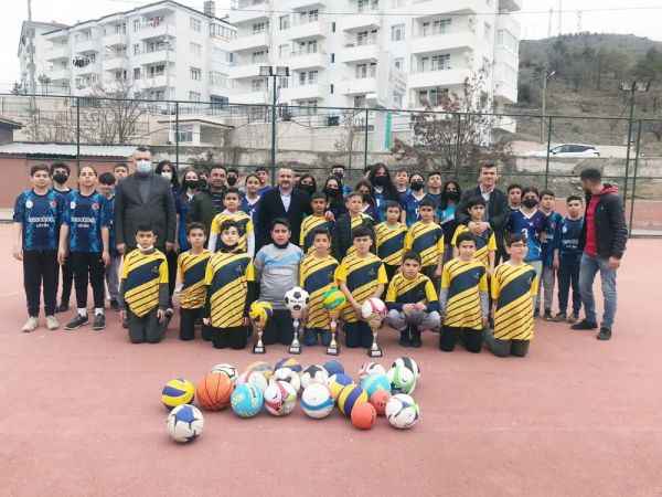 Şefaatli Belediyesi, ilçede bulunan Fatih Ortaokulu’na spor malzemesi desteğinde bulundu