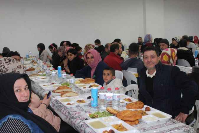 Yozgatlı iş insanı Zafer Özışık her gün 300 kişiye iftar yemeği veriyor