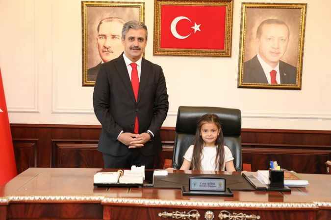 Yozgat Belediye Başkanı Celal Köse, 23 Nisan Ulusal Egemenlik ve Çocuk Bayramı nedeniyle makamını miniklere teslim etti