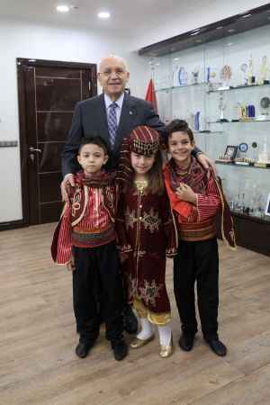 Yenimahalle Belediyesi kreş ve gündüz bakım evlerinde eğitim gören 23 minik öğrenci Başkan Fethi Yaşar’ı makamında ziyaret etti