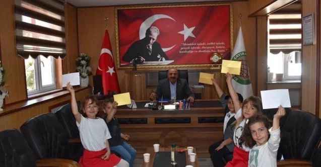 Yozgat'ın Çayıralan İlçesi'nde çocuklar bayram harçlığı ile sevindi