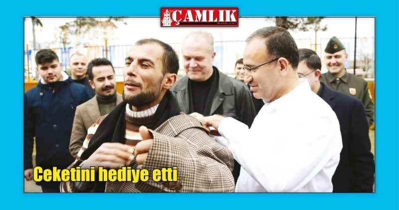 Ceketini hediye etti