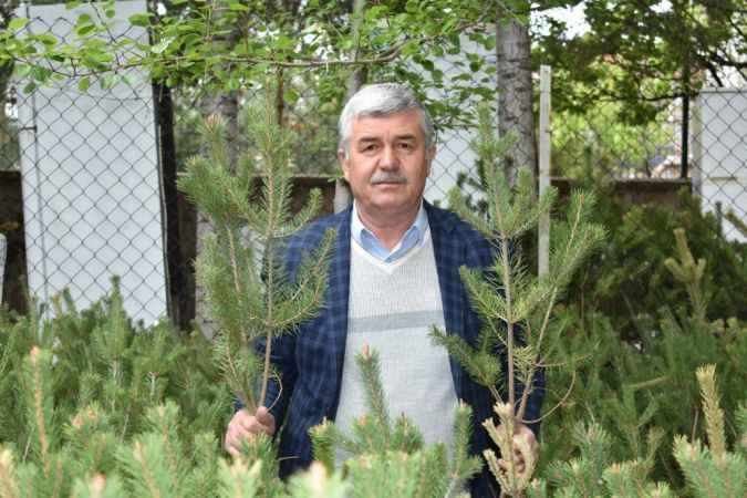 Sarıkaya’da 40 yıldır esnaflık yapan Abdullah Karataş, 2022 yılında 18 bin fidanı toprakla buluşturacak