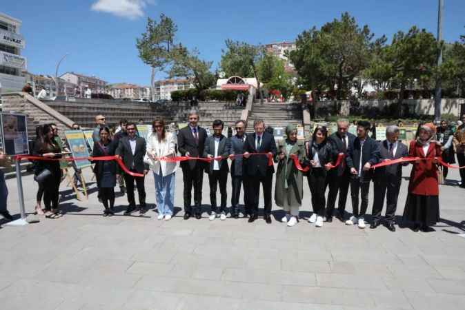 Yozgat Cumhuriyet meydanında Tarihe ışık tutan sergi