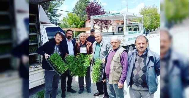 Uzunlu Belediye Başkanı Okan Yaşar Elbaşı, belde halkına sebze fidesi dağıttı