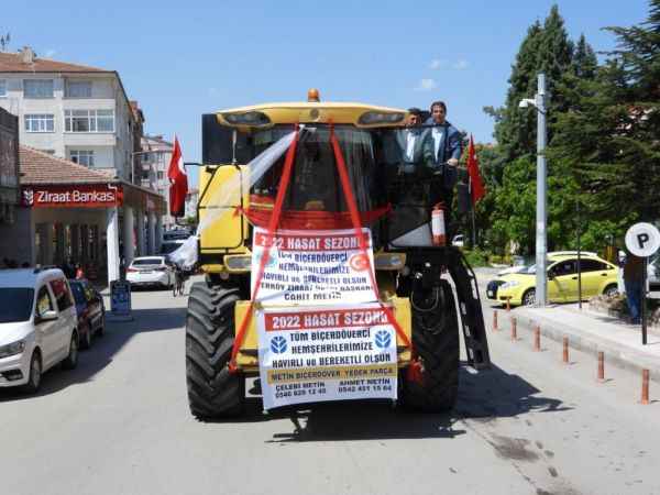 Yozgat'ın Yerköy ilçesinde, hasat mevsiminin yaklaştığı bölgelere gidecek biçerdöverler için uğurlama ve dua programı düzenlendi