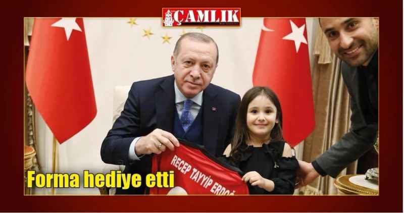 Forma hediye etti