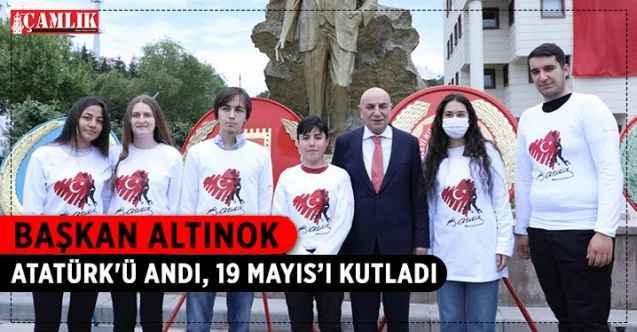 Turgut Altınok, 19 Mayıs Atatürk'ü Anma Gençlik ve Spor Bayramı kutlamaları kapsamında belediye önünde bulunan Atatürk büstüne çelenk bıraktı