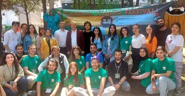Yozgat Bozok Üniversitesi Tiyatro Topluluğu'nun Şaşkın Hırsızlar oyunu tam not aldı
