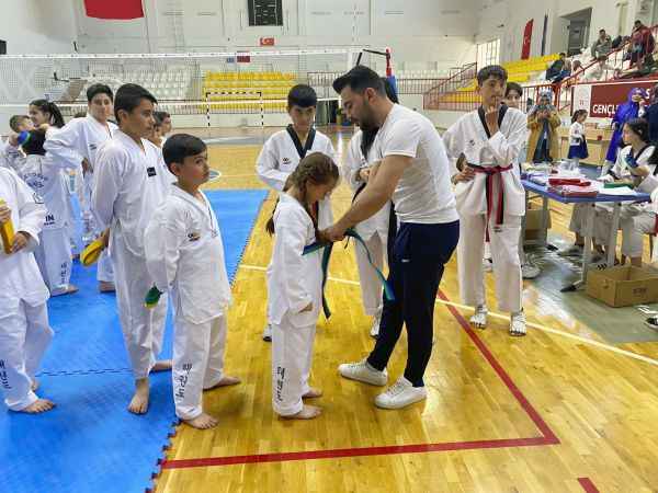 Sorgun Gençlik ve Spor İlçe Müdürlüğü bünyesinde bulunan Taekwondo Spor Kulübü kuşak sınavı yaptı