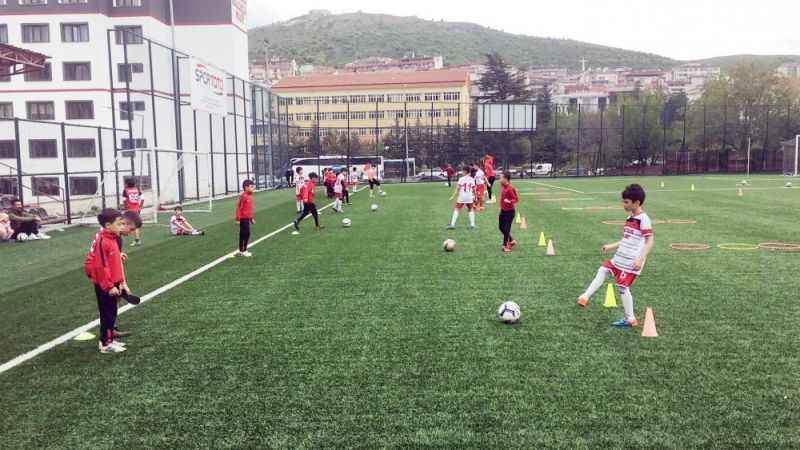 Yozgat’ın gençlerine spor yapma imkanı veren, onların yeteneklerini keşfetmelerini sağlayan ve sağlıklı bir birey olarak gelişimlerine katkı sunan Yapıtur Yozgatspor Futbol Okulu büyük ilgi görüyor