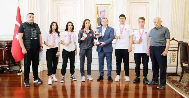 Yozgat Valisi Ziya Polat, İstanbul’da düzenlenen Kick Boks Dünya Kupası Şampiyonasında madalya kazanan sporcuları ve antrenörlerini ağırladı