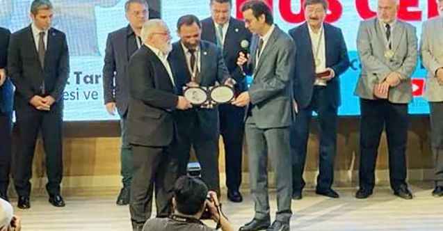 Gönüllerde Birlik Vakfı Başkanı hemşehrimiz  Mahir Damatlar'a 'Türk Dünyasına Hizmet' ödülü