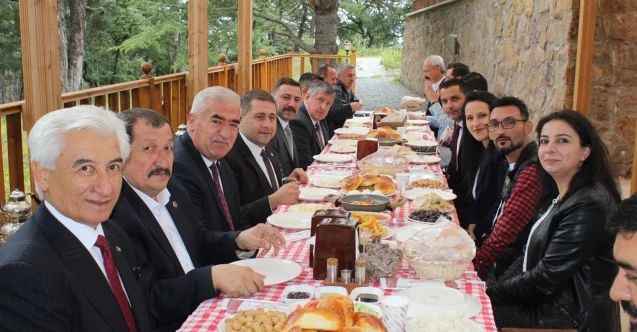 MHP Yozgat Milletvekili Ethem Sedef, Aksaray Milletvekili Ramazan Kaşlı ve MHP MYK Üyesi Sezer Yozgat, gazetecilerle bir araya geldi