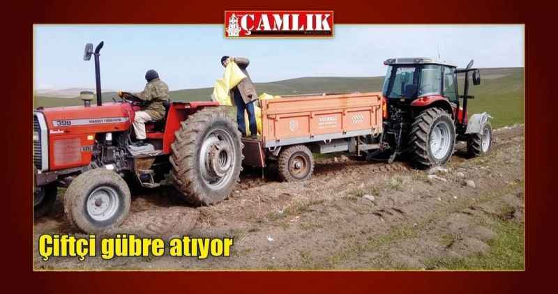 Çiftçi gübre atıyor