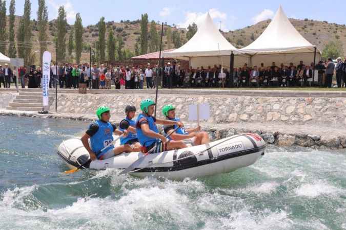 Cumhurbaşkanı Yardımcısı Fuat Oktay ile Gençlik ve Spor Bakanı Mehmet Muharrem Kasapoğlu, Çekerek İlçesinde ilk kez düzenlenen Uluslararası Rafting Türkiye Grand Prix'sinin açılışı gerçekleştirdi