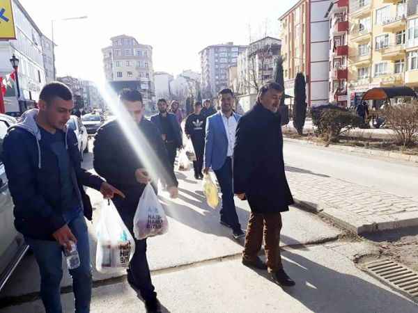 TÜGVAlı gençlerden gıda yardımı