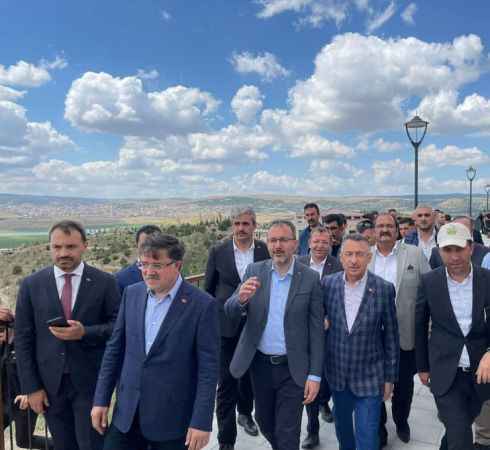 Kayseri Pancar Ekiciler Kooperatifi ve Kayseri Şeker Fabrikası A.Ş. eski Yönetim Kurulu Başkanı Vedat Ali Özışık başlattığı çiftçi harekatı kapsamında Cumhurbaşkanı Yardımcısı Fuat Oktay ile görüştü