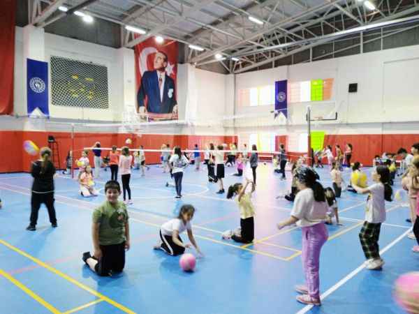 Gençlik ve Spor İl Müdürlüğü bünyesinde Yaz Spor Okulu bünyesinde açılan Voleybol kursu büyük ilgi görüyor