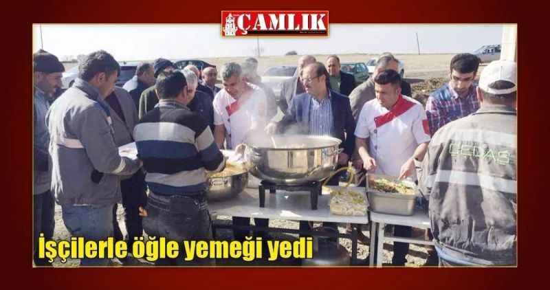İşçilerle öğle yemeği yedi