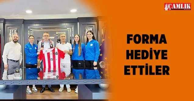 KST Group Yönetim Kurulu Başkanı ve Türk-Alman Yatırım Birliği Başkanı Gencay Koyunbaşoğlu’na Forma hediye ettiler