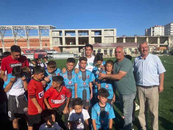 Yozgat Amatör Spor Kulüpleri Federasyonu  tarafından desteklenen “Doktor Mehmet Yücel Minikler Futbol Şenliği” tamamlandı