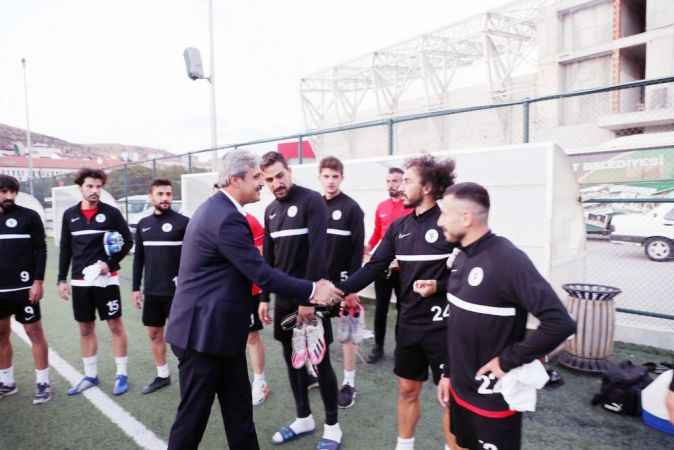 Yozgat Belediye Başkanı Celal Köse, Bölgesel Amatör Lig 6. Grupta yer alacak olan temsilcimiz Yozgat Belediyesi Bozokspor’un antrenmanını ziyaret etti