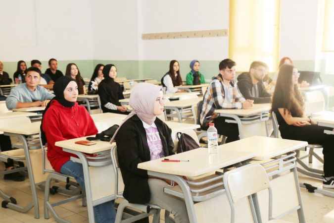 Yozgat Valisi Ziya Polat, Bozok Üniversitesi'nde ilk derse katılarak öğrencilere başarı diledi