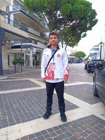 Wako Federasyonu tarafından İtalya’nın Jesolo kentinde düzenlenen Gençler Kick Boks Dünya Şampiyonası'nda Yozgatlı Sporcu Mustafa Kaan Zararsız ilk maçını kazandı