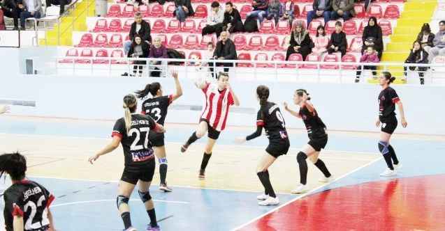 THF Kadınlar 1. Ligi A grubunda yer alan temsilcimiz Yozgat Aile ve Sosyal Politikalar Gençlikspor Kulübü ligin üçüncü haftasında deplasmanda Ortahisar Belediyespor ile karşı karşıya geldi
